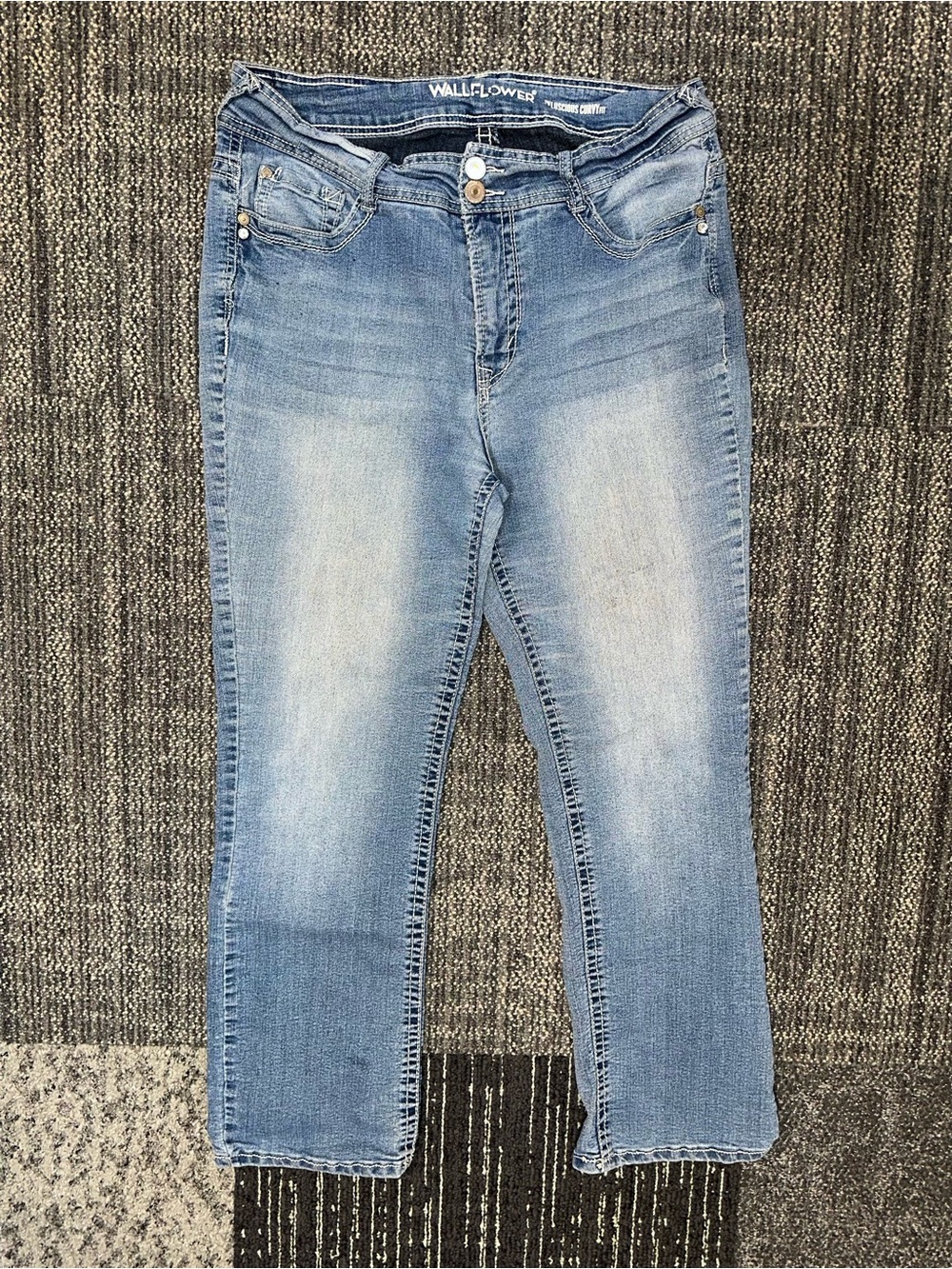 Wallflower Women's Light Wash Straight Leg Jeans